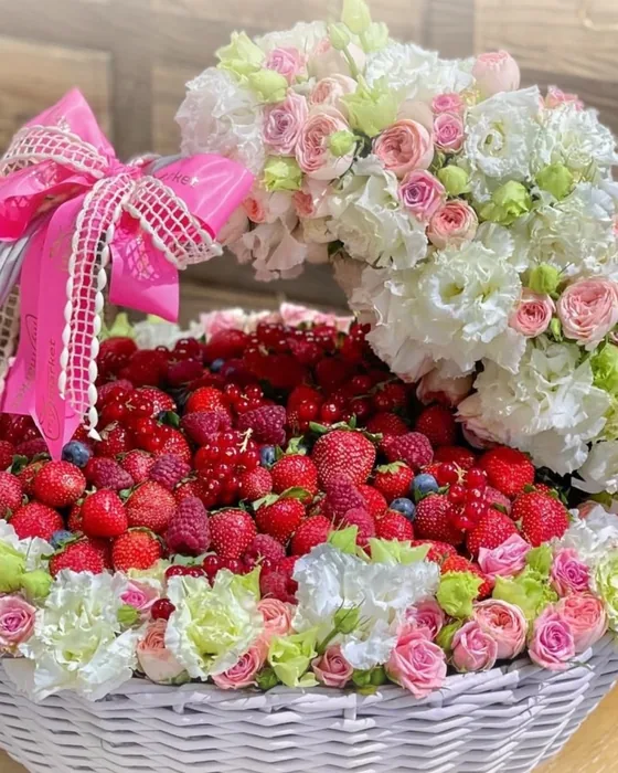 Корзина со свежей клубникой и живыми цветами